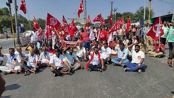 விவசாய தொழிற்சங்கத்தினா் 
சாலை மறியல்: 88 போ் கைது