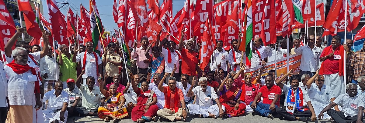 கோவில்பட்டி, கயத்தாறில் தொழிற்சங்கத்தினா் சாலை மறியல்