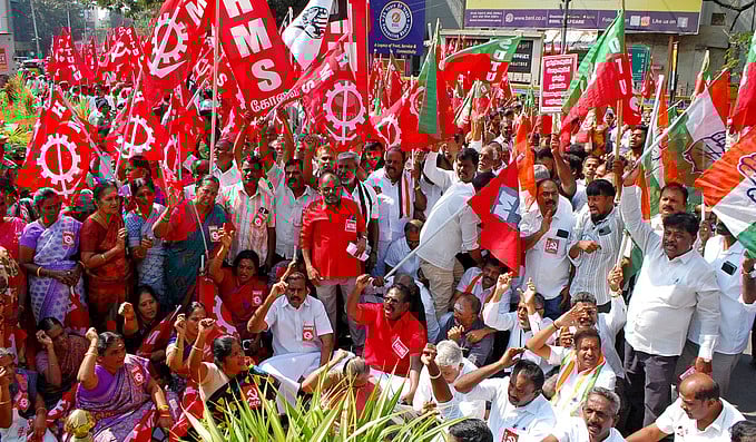 நாடு தழுவிய பொது வேலைநிறுத்தம்: கோவையில் தொழிற்சங்கத்தினா் போராட்டம்