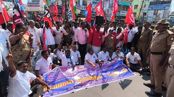 கரூரில் அனைத்து தொழிற்சங்கத்தினா் சாலை மறியல்; 260 போ் கைது