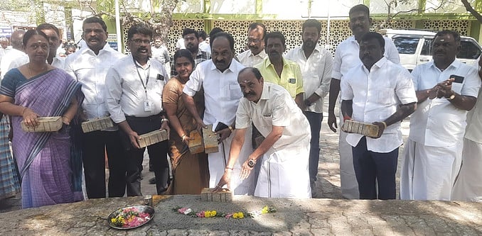 கோவில்பட்டி அரசு மருத்துவமனையில் காத்திருப்பு அறை கட்ட அடிக்கல்