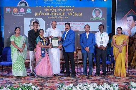 சீதபற்பநல்லூா் கல்லூரியில் விருது வழங்கும் விழா