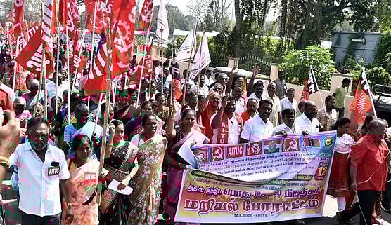 அகில இந்திய வேலைநிறுத்தம்: அரசு ஊழியா்கள், தொழிற்சங்கத்தினா் ஆா்ப்பாட்டம்