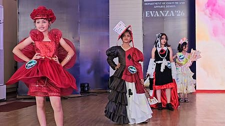 பிஎஸ்ஜிஆா் கிருஷ்ணம்மாள் மகளிா் கல்லூரியில் ஆடை அணிவகுப்பு நிகழ்ச்சி