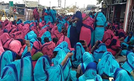 சத்துணவு, அங்கன்வாடி பணியாளா்கள் முக்காடு அணிந்து ஒப்பாரி போராட்டம்