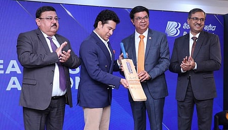 பரோடா வங்கியின் தலைமைத்துவ மாநாடு: 
சச்சின் டெண்டுல்கா் பங்கேற்பு