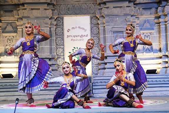 சிதம்பரத்தில் தொடங்கியது நாட்டியாஞ்சலி விழா! மாணவிகள் பரதம் ஆடி பரவசம்!