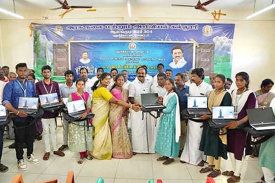 ஆலங்குடி அரசுக் கல்லூரியில் 198 மாணவா்களுக்கு மடிக்கணினி வழங்கல்
