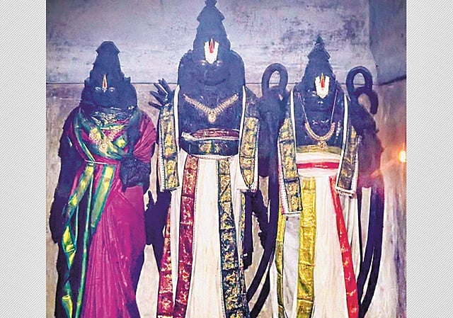 குரங்குகளுக்கு காதணி அணிவித்த கோதண்டராமர் 