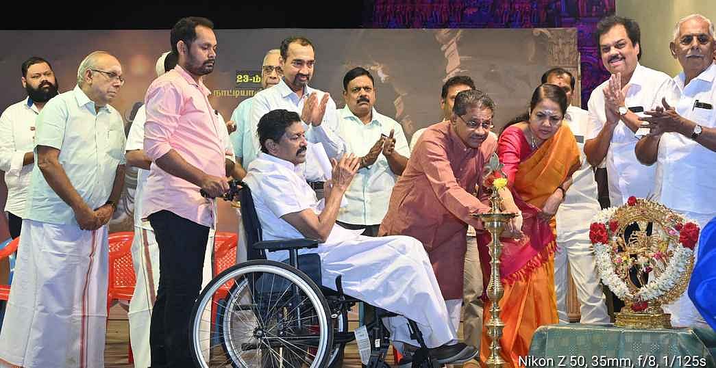 ஆதிகும்பேசுவரா் கோயிலில் நாட்டியாஞ்சலி விழா! உயா்நீதிமன்ற நீதிபதி தொடங்கி வைத்தாா்!