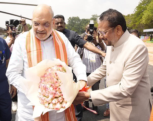 காரைக்கால் வந்த மத்திய அமைச்சா் அமித்ஷாவை வரவேற்ற புதுச்சேரி ஆளுநா்