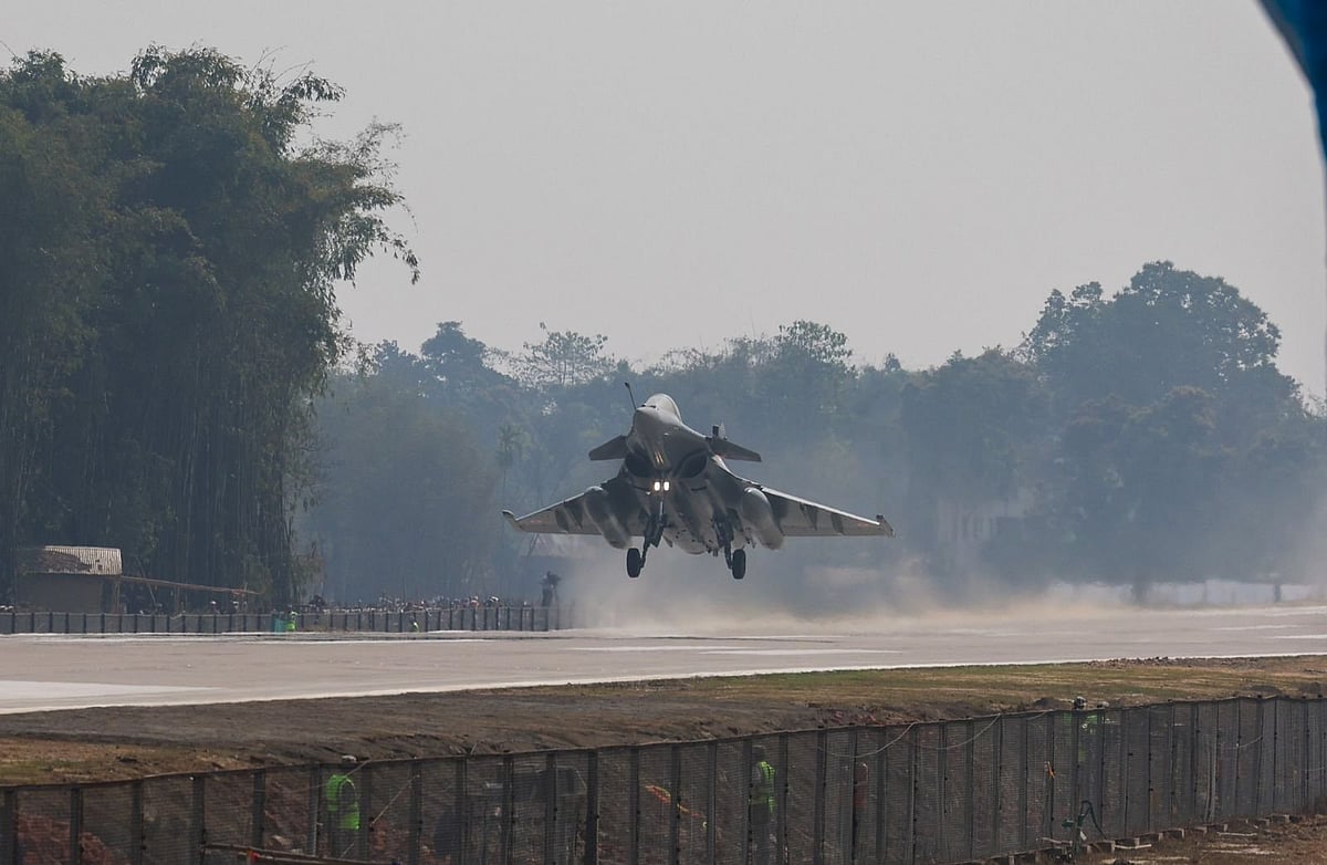 அஸ்ஸாம் நெடுஞ்சாலையில் அவசரகால ஓடுபாதை வசதி:
ராணுவ விமானத்தில் தரையிறங்கினாா் பிரதமா் மோடி!