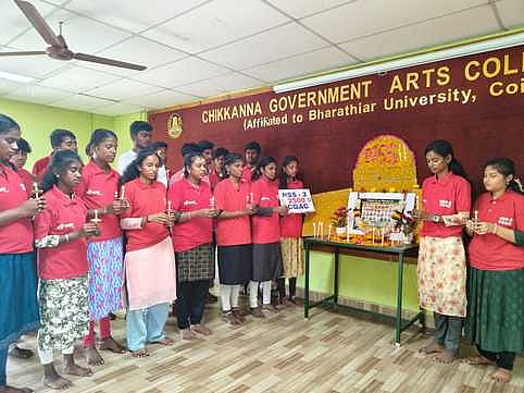 புல்வாமா தாக்குதலில் உயிரிழந்த ராணுவ வீரா்களுக்கு மலா் அஞ்சலி