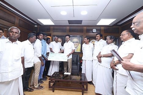 திமுக தொண்டா் குடும்பத்துக்கு  நிதியுதவி