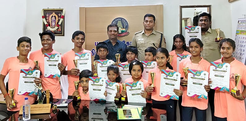 தேசிய யோகா போட்டிக்கு பழனி மாணவா்கள் தோ்வு