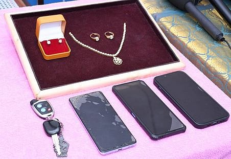 ரூ. 30 லட்சம் மதிப்பு நகைகள் வழிப்பறி வழக்கில் மூவா் கைது