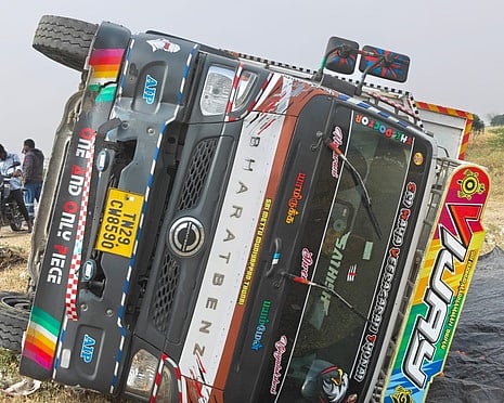 கோவில்பட்டி அருகே மினி லாரி கவிழ்ந்து சாலையில் கொட்டிய தக்காளிகள்