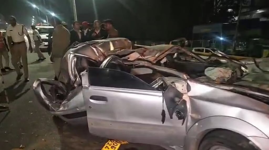 பெங்களூரில் வேகமாக வந்த கார் பேருந்து மீது மோதல்: இளைஞர்கள் 5 பேர் பலி 