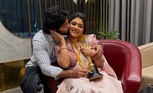 விருதுடன் காதலர் தினத்தைக் கொண்டாடிய ஷபானா - ஆர்யன்! 