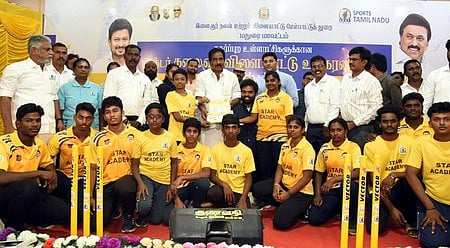 விளையாட்டு உபகரணங்களை வழங்கினாா் அமைச்சா் பி. மூா்த்தி