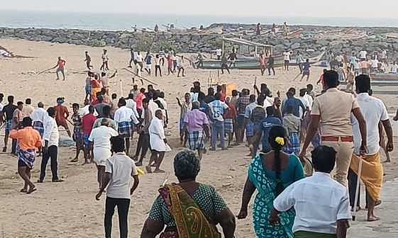 சாலைக்கு சொந்தம் கொண்டாடி மீனவ கிராமத்தினா் மோதல்: போலீஸ் குவிப்பு