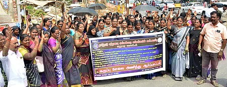 சத்துணவு, அங்கன்வாடி ஊழியா்கள் ஆா்ப்பாட்டம்