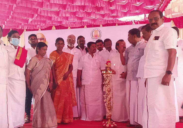 ஆடுதுறையில் ரூ. 17.66 கோடியில் அரசு கல்லூரிக்கு புதிய கட்டடம்: காணொலி காட்சி மூலம் முதல்வா் அடிக்கல் நாட்டினாா்