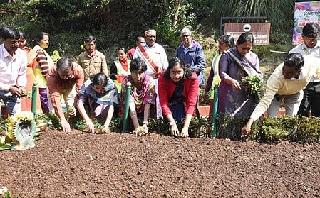 உதகை தாவரவியல் பூங்காவில் மலா் கண்காட்சிக்காக நாற்றுகள் நடவுப் பணி தொடக்கம்