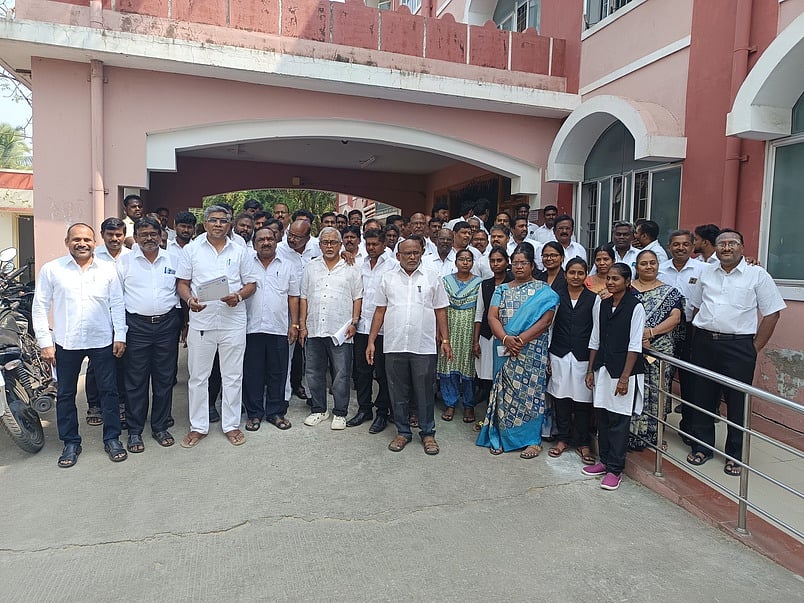 காவல் ஆய்வாளரை கண்டித்து 
வழக்குரைஞா்கள் நீதிமன்றம் புறக்கணிப்பு