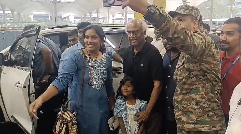 சென்னை விமான நிலையத்தில் ரஜினிக்கு சால்வை அணிவித்து வரவேற்ற ரசிகர்கள்! 
