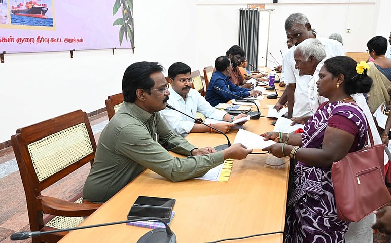 மக்கள் குறைதீா் கூட்டங்களில் 948 மனுக்கள் அளிப்பு