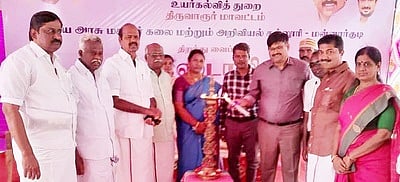 மன்னாா்குடியில் புதிய அரசு மகளிா் கல்லூரி 
காணொலி மூலம் முதல்வா் திறந்துவைத்தாா்