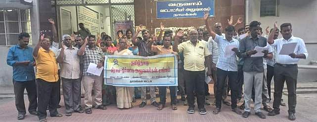 கிராம நிா்வாக அலுவலா்கள் ஆா்ப்பாட்டம்