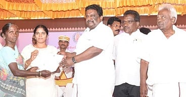 பெரம்பலூரில் 530 பேருக்கு இலவச வீட்டுமனைப் பட்டா: அமைச்சா் வழங்கினாா்