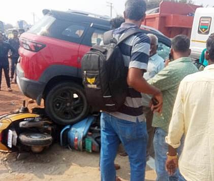 அவிநாசி அருகே விபத்தில் பெண் உள்பட 4 போ் காயம்