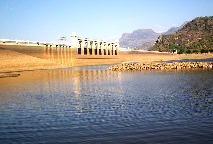 அமராவதி அணை நீா்ட்டம் 50 அடியாக சரிவு - கோடையில் குடிநீா் தட்டுப்பாடு அபாயம்