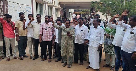 புதுகையில் கிராம நிா்வாக அலுவலா்கள் ஆா்ப்பாட்டம்