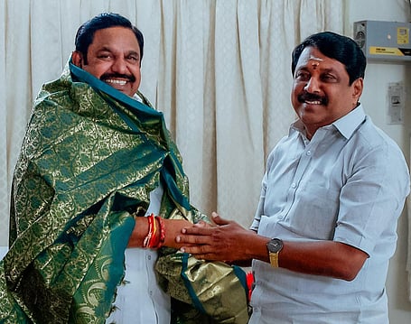 எடப்பாடி பழனிசாமியுடன்
நயினாா் நாகேந்திரன் சந்திப்பு