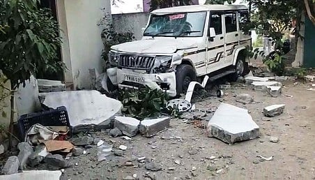 கூடுதல் காவல் கண்காணிப்பாளா் ஓட்டிவந்த வாகனம் மோதி மருத்துவமனை சுற்றுச்சுவா் சேதம்