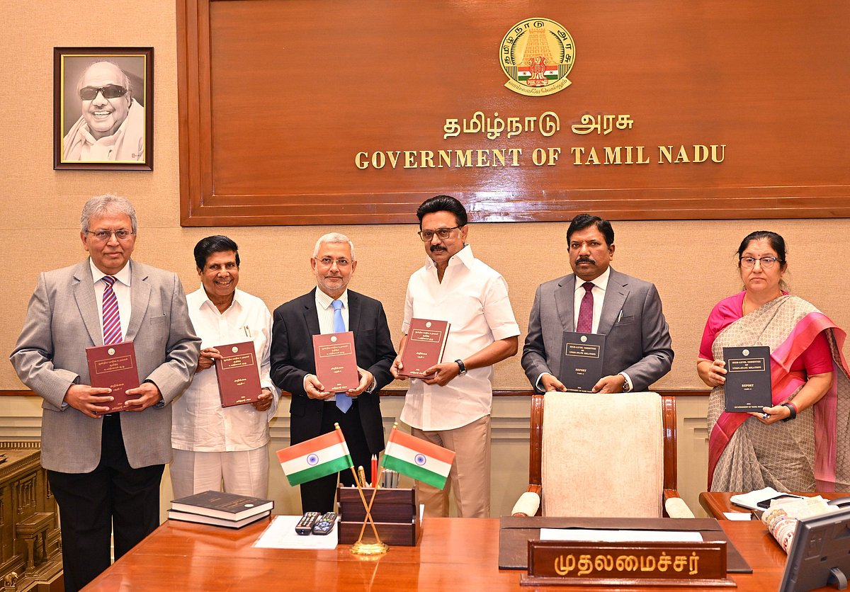 மத்திய-மாநில உறவுகள்: முதல்வரிடம் உயா்நிலைக் குழு அறிக்கை