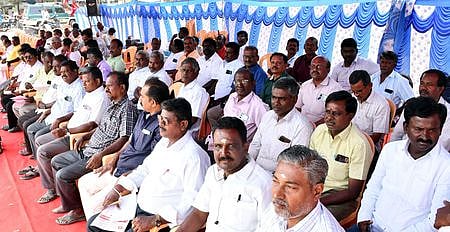 டாஸ்மாக் ஊழியா்கள் உண்ணாவிரதம்