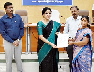 கருணை அடிப்படையில் பணி ஆணை: ஆட்சியா் வழங்கினாா்