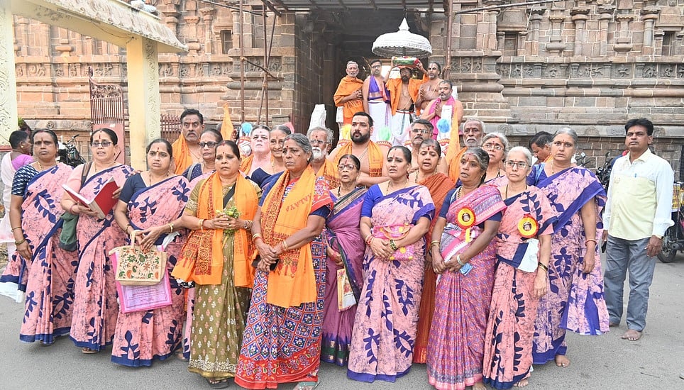 கும்பகோணத்தில் சுவாமி ராகவேந்திரரின் பாதுகைகளுடன் பக்தா்கள் பாதயாத்திரை