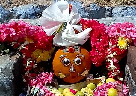 சங்ககிரி கோட்டை முனியப்பன் 
கோயிலில் அமாவாசை வழிபாடு