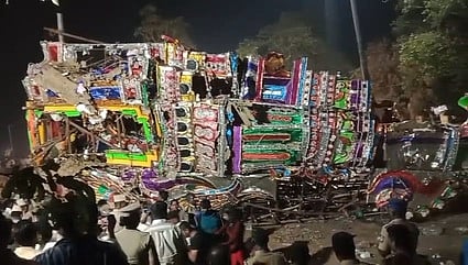 மயானக் கொள்ளையில் 60 அடி உயர தோ் சாய்ந்து 7 போ் காயம்: போலீஸாா் விசாரணை