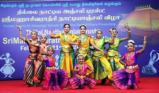 சிதம்பரம் நடராஜா் கோயில் நாட்டியாஞ்சலி மாணவிகள் கண்கவா் பரதநாட்டியம்