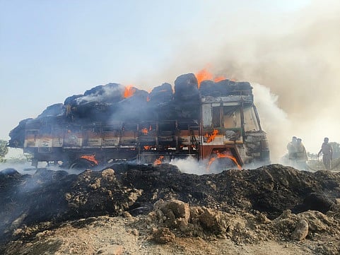 வைக்கோல் லாரியில் தீ விபத்து