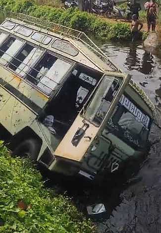 பளுகல் அருகே பள்ளி வேன் கால்வாயில் கவிழ்ந்தது: 21 மாணவா்கள் உள்பட 23 போ் காயம்