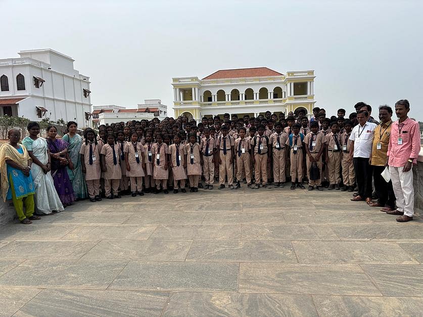 பொருநை அருங்காட்சியகத்துக்கு
அரசுப் பள்ளி மாணவா்கள் சுற்றுலா