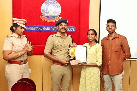 சாலைப் பாதுகாப்பு விழிப்புணா்வு போட்டிகளில் வெற்றி பெற்றவா்களுக்கு பரிசு அளிப்பு